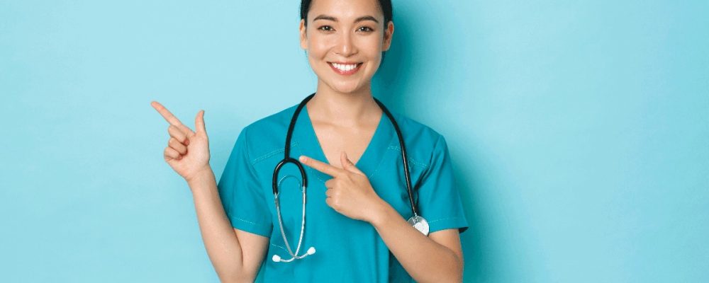 Pflegekraft in türkisem Kittel